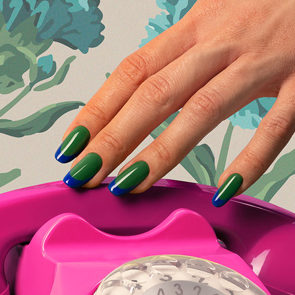 Nail art verde con french blu in styling editoriale